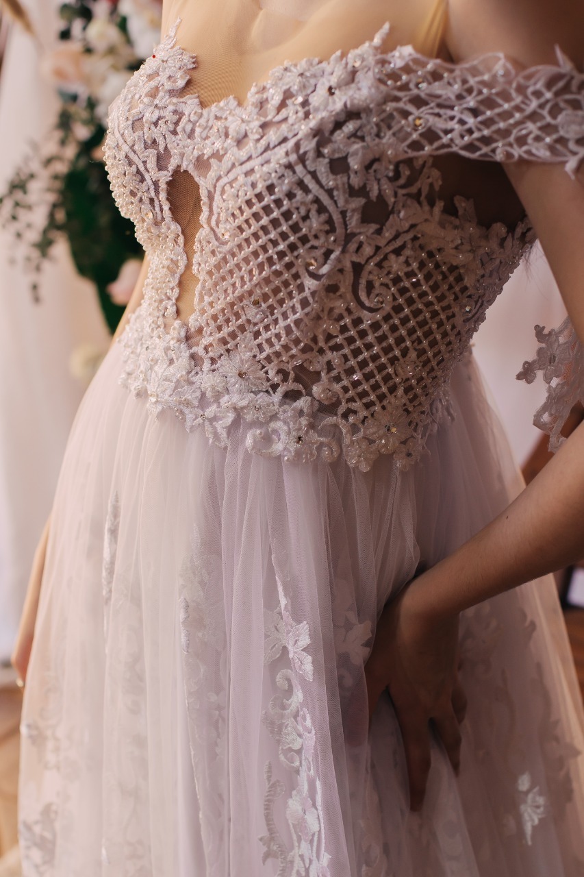 mulher com mão na cintura de vestido branco