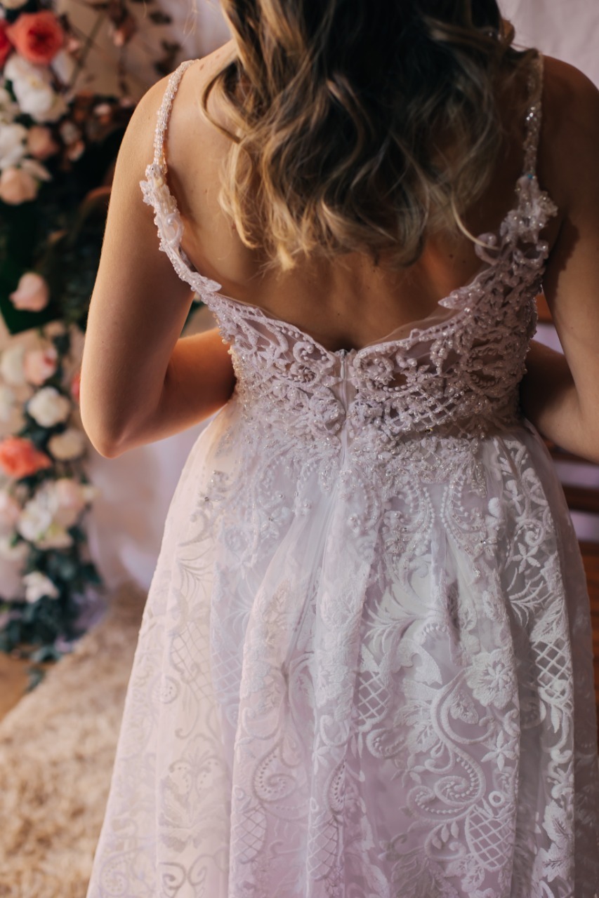 traseira de vestido branco com flores brancas perto