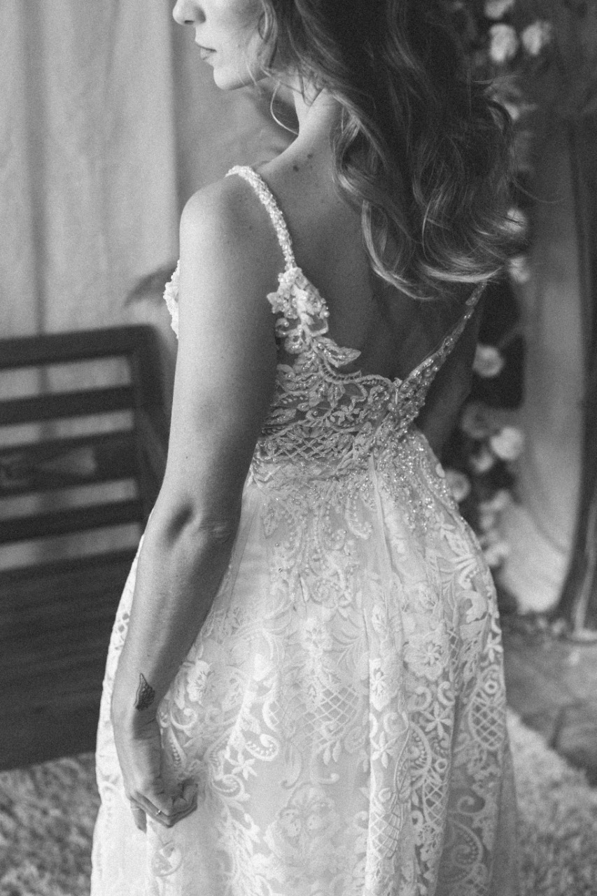 mulher de vestido branco em fundo preto e branco