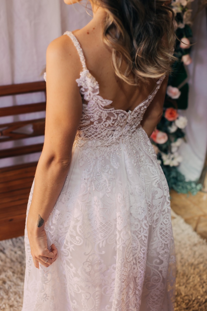 traseira de mulher de vestido branco
