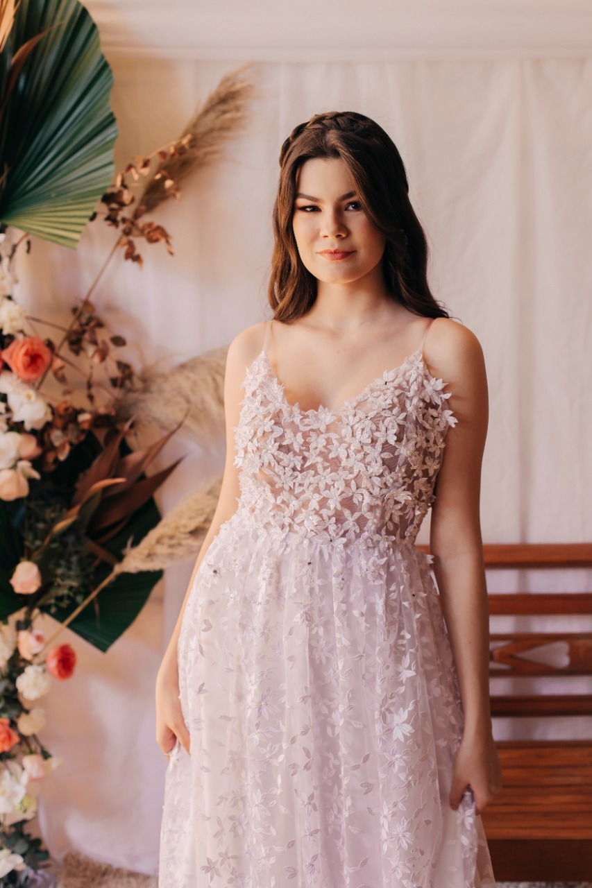 vestido branco com flores em volta