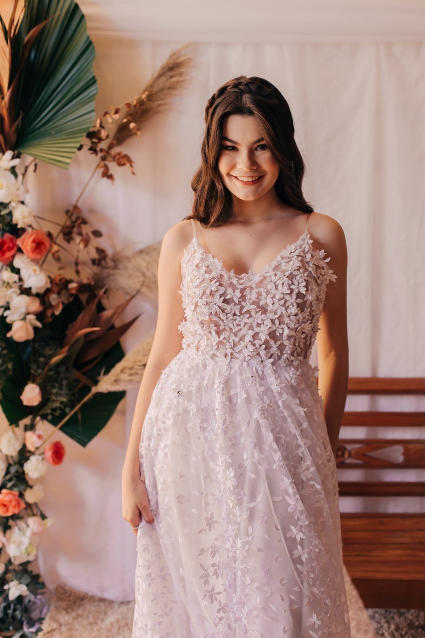 vestido branco com flores perto