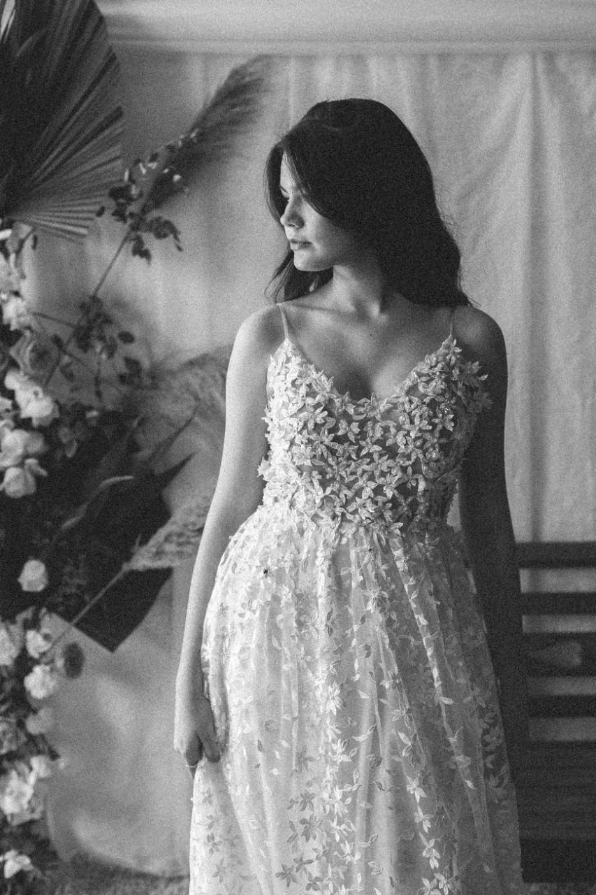 vestido  branco com fundo preto e branco