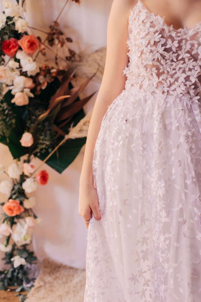 cintura de vestido branco com flores perto