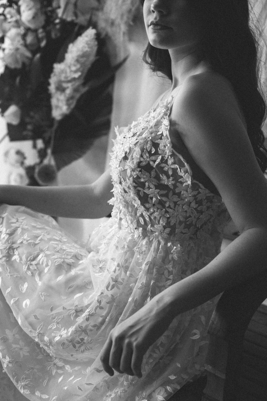 mulher de vestido branco em fundo preto e branco