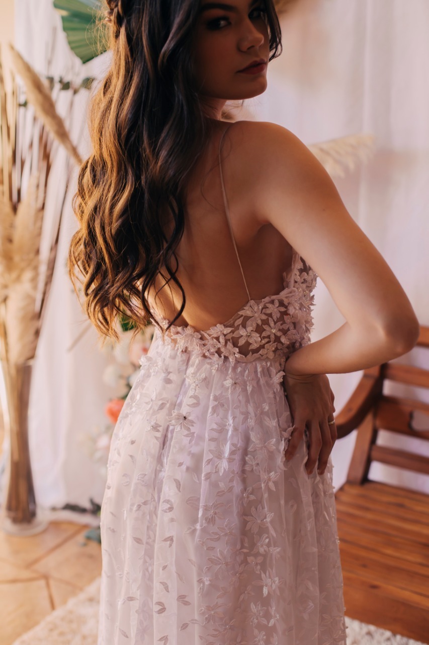 traseira de vestido branco com banco perto