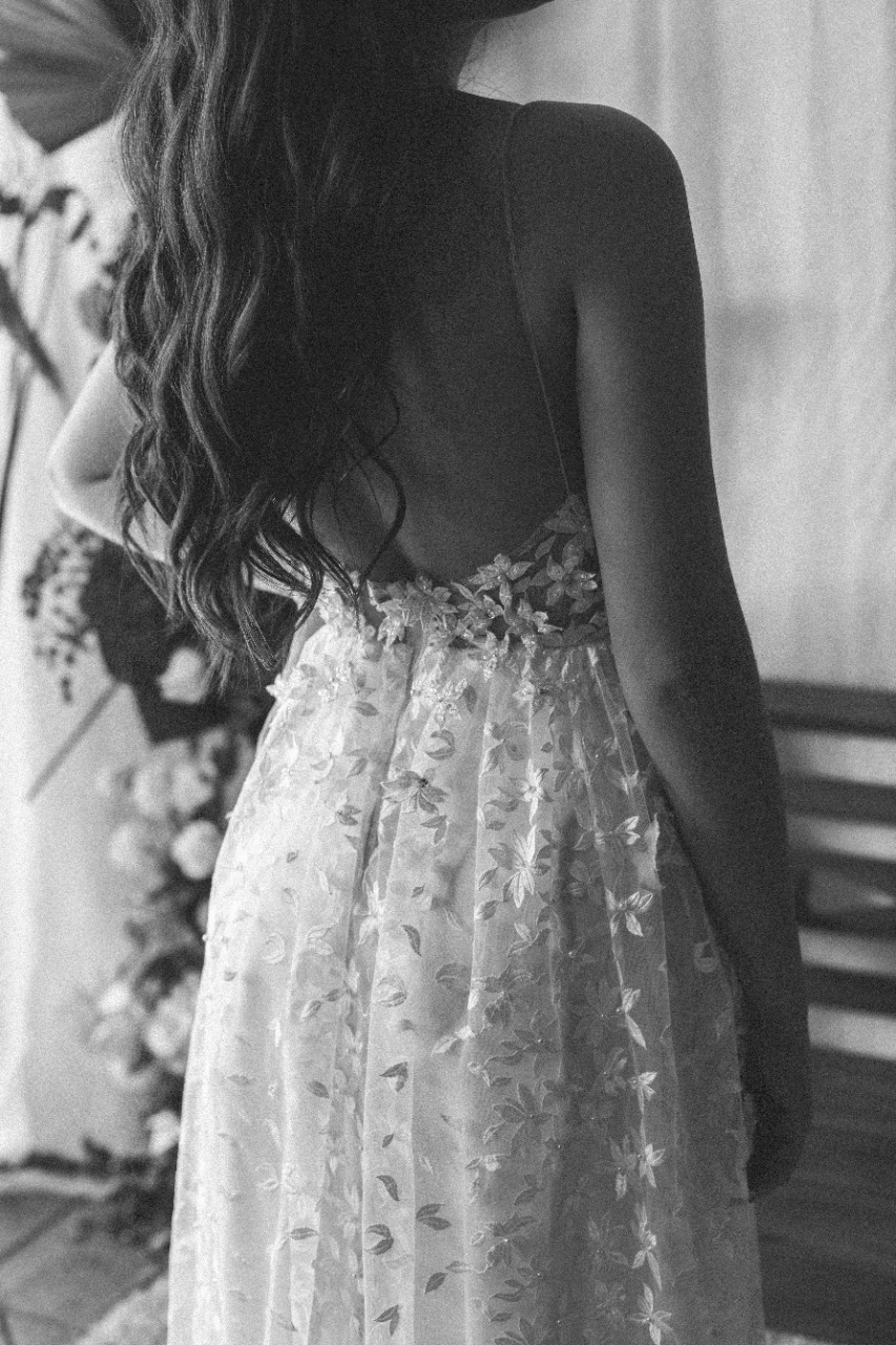 traseira de vestido branco em fundo preto e branco