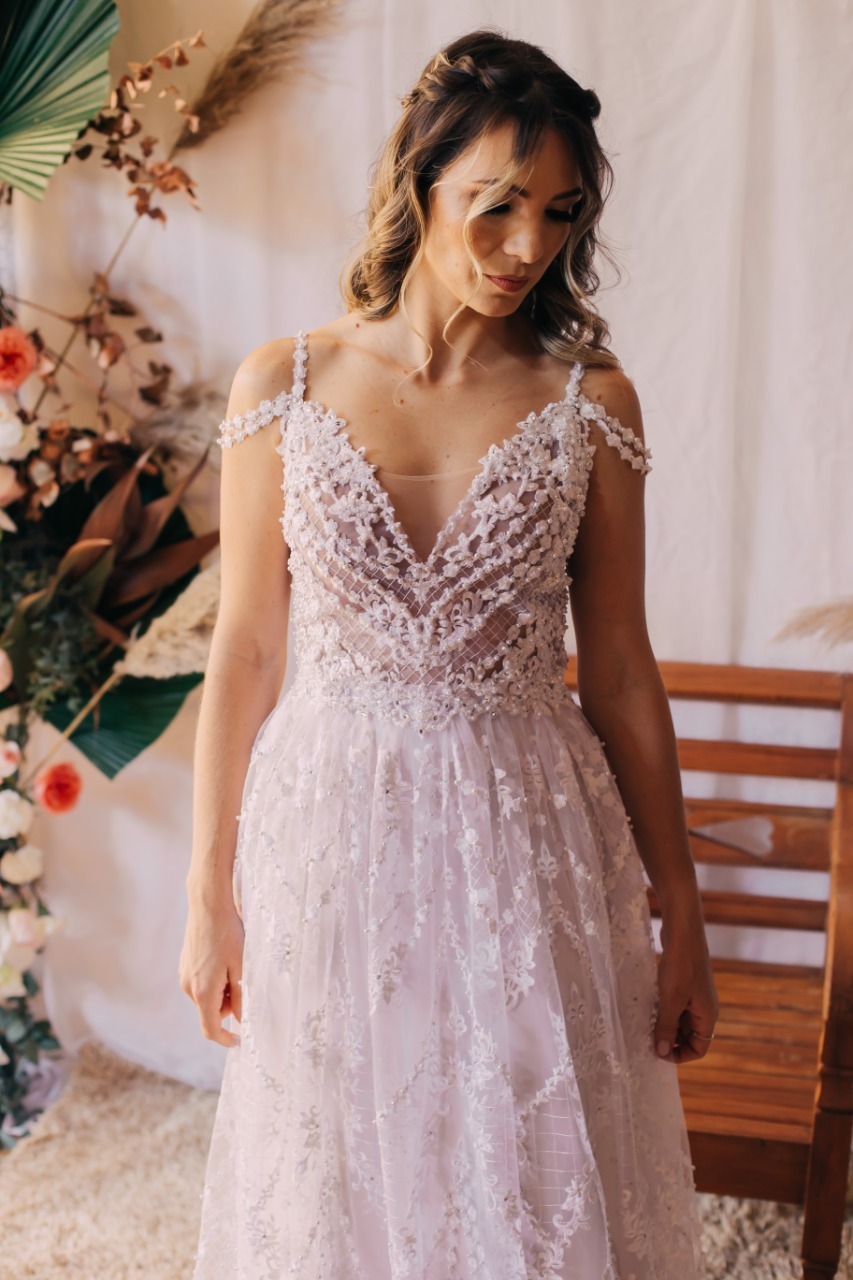 vestido branco em frente a banco