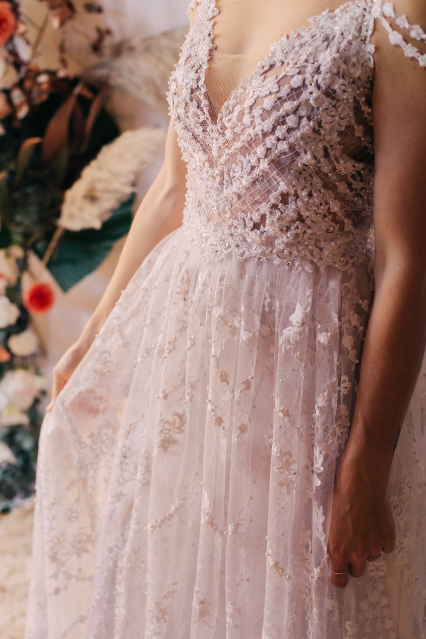 cintura de vestido branco com flores perto