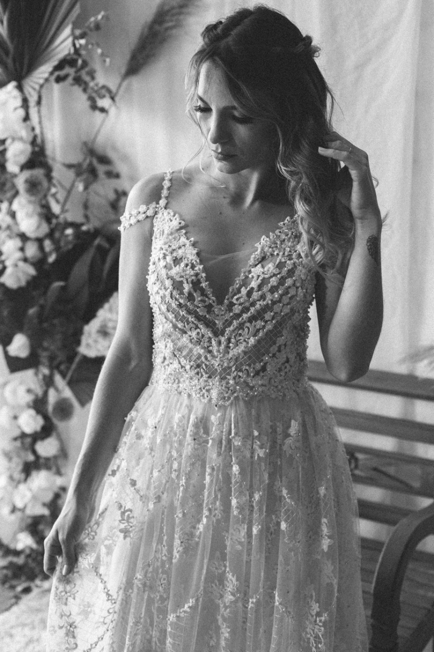 vestido branco em fundo preto e branco