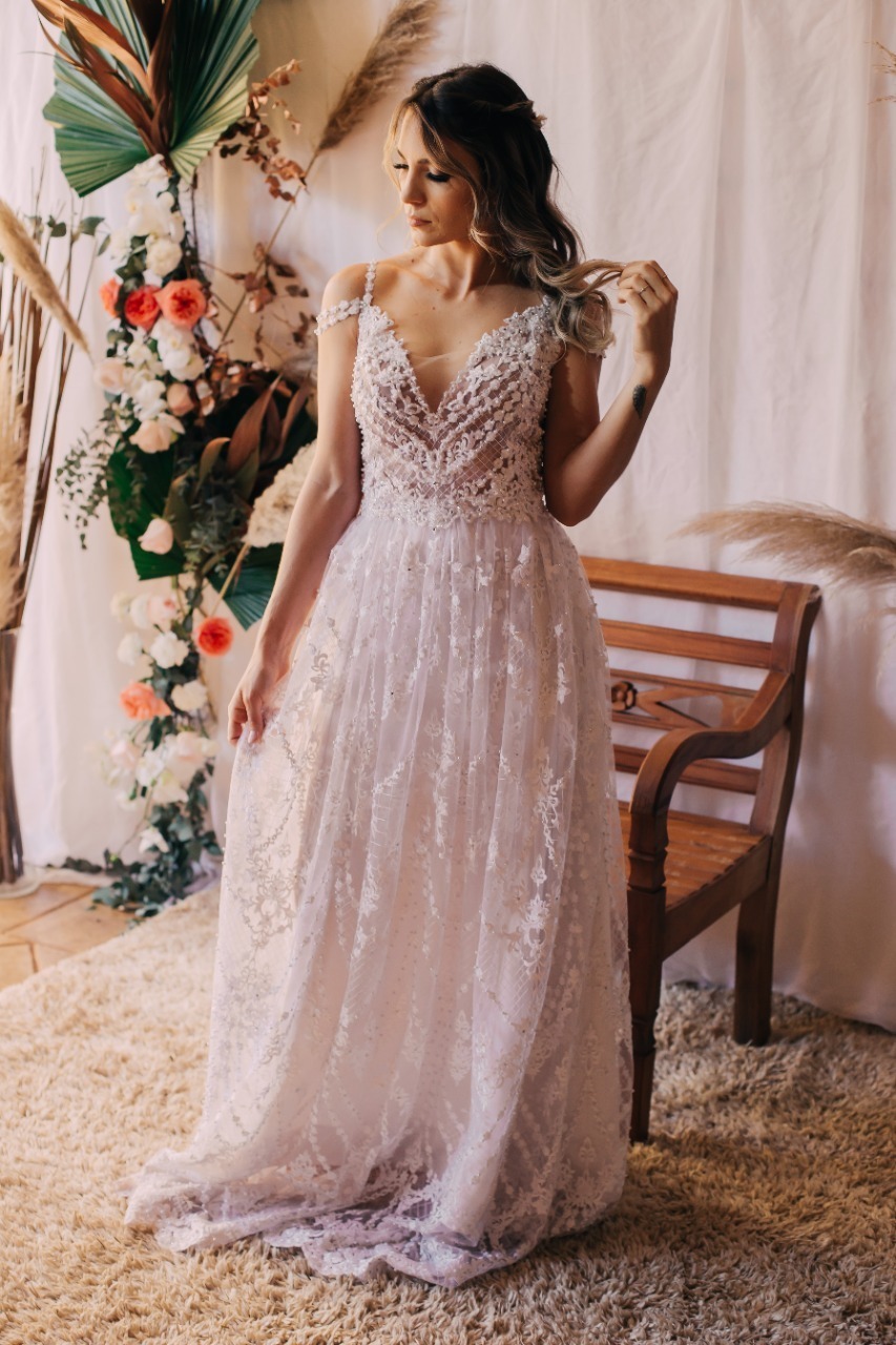 vestido branco em frente a banco com flores perto