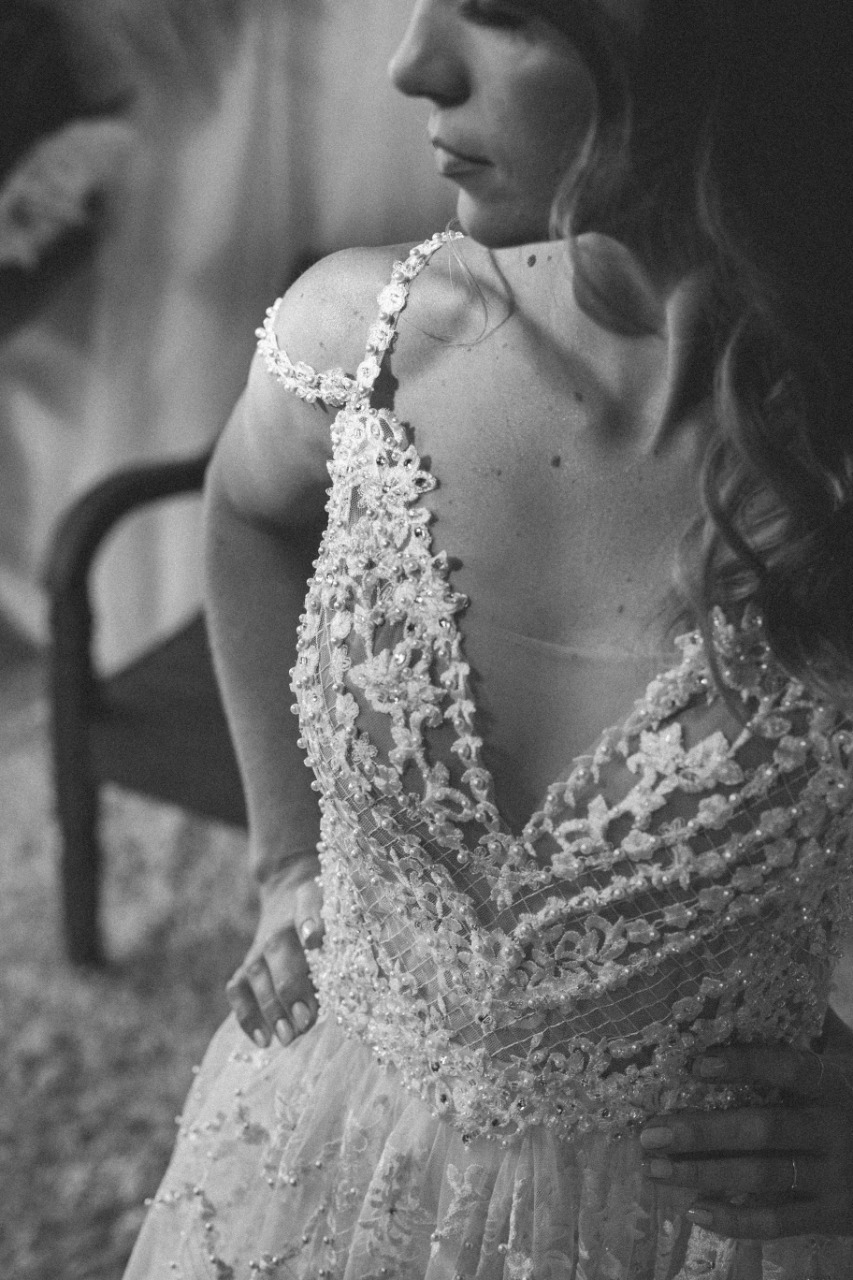 decote de vestido branco em preto e branco