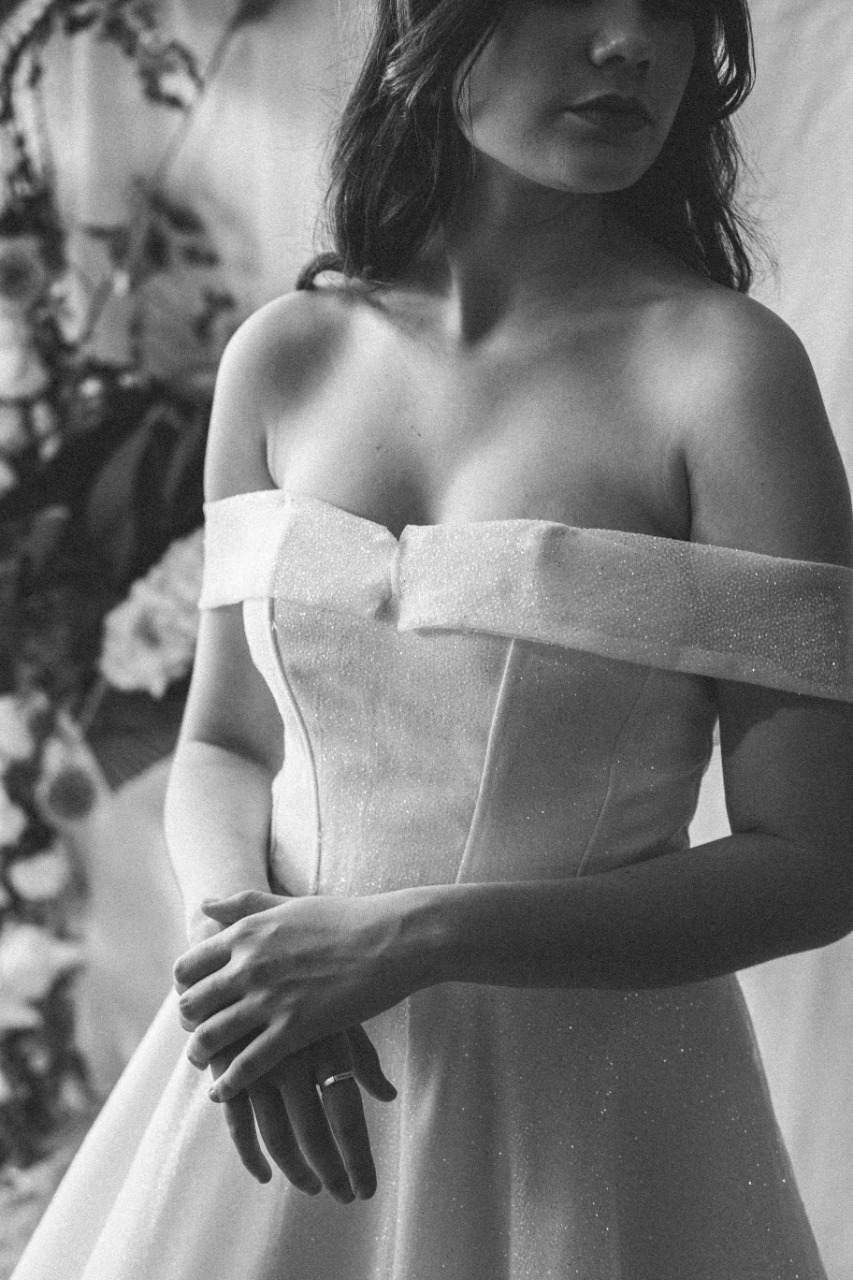 vestido branco em fundo preto e branco