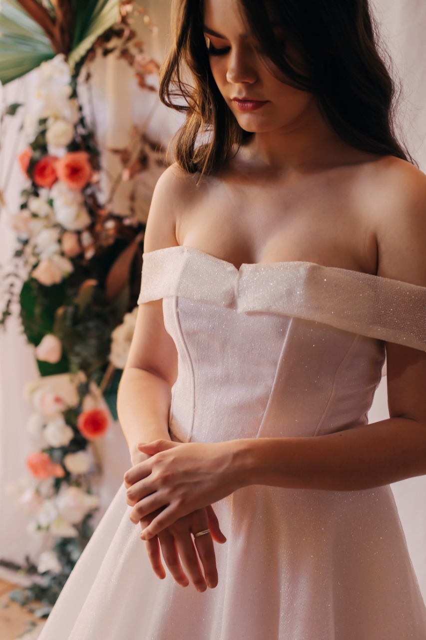 vestido branco perto de flores