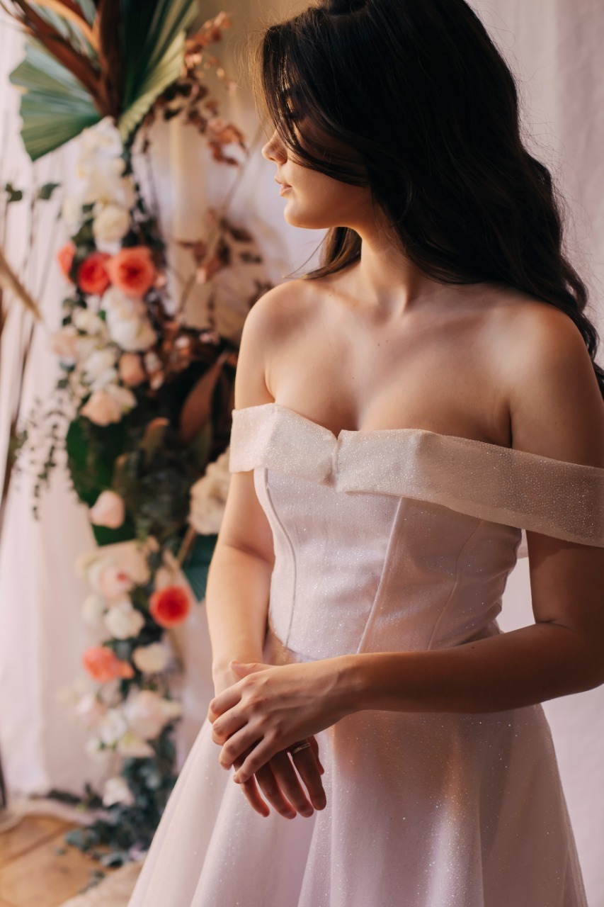 vestido branco perto de flores