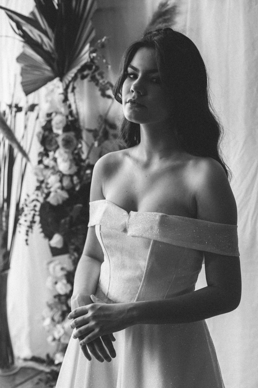 vestido de noiva em fundo preto e branco