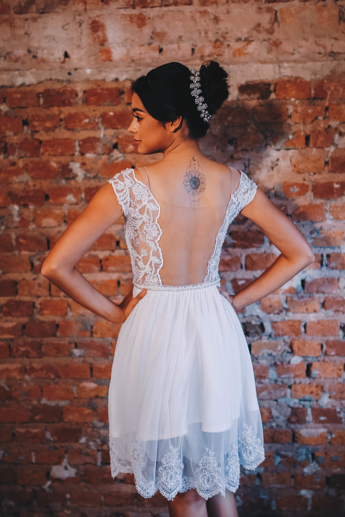 mulher com vestido de noiva aberto nas costas