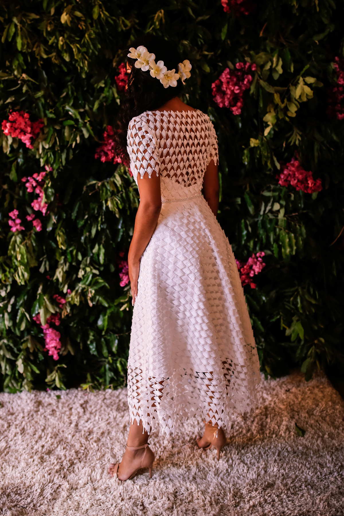 traseira de vestido branco em frente a flores