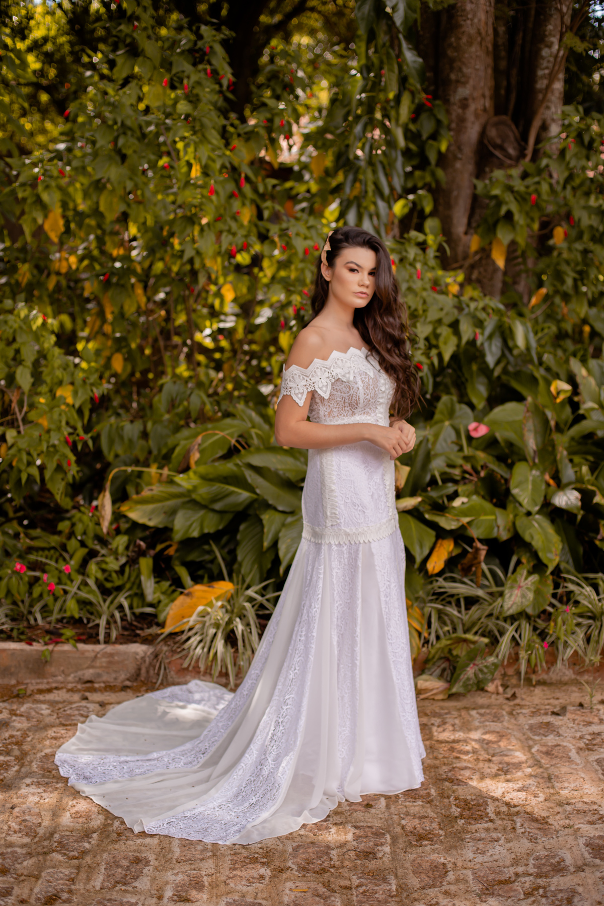 mulher de cabelo cacheado em frente a plantas 