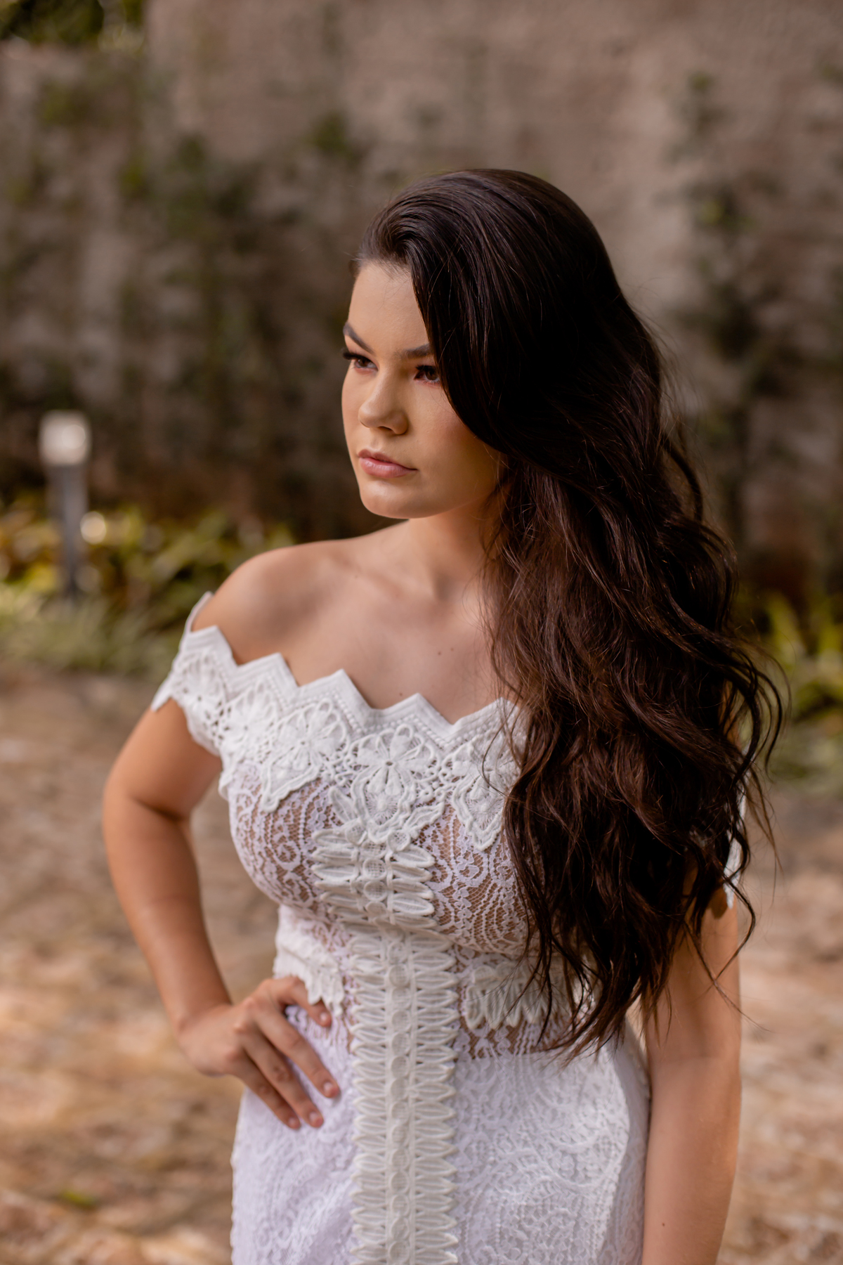 mulher de cabelo cacheado em vestido de noiva