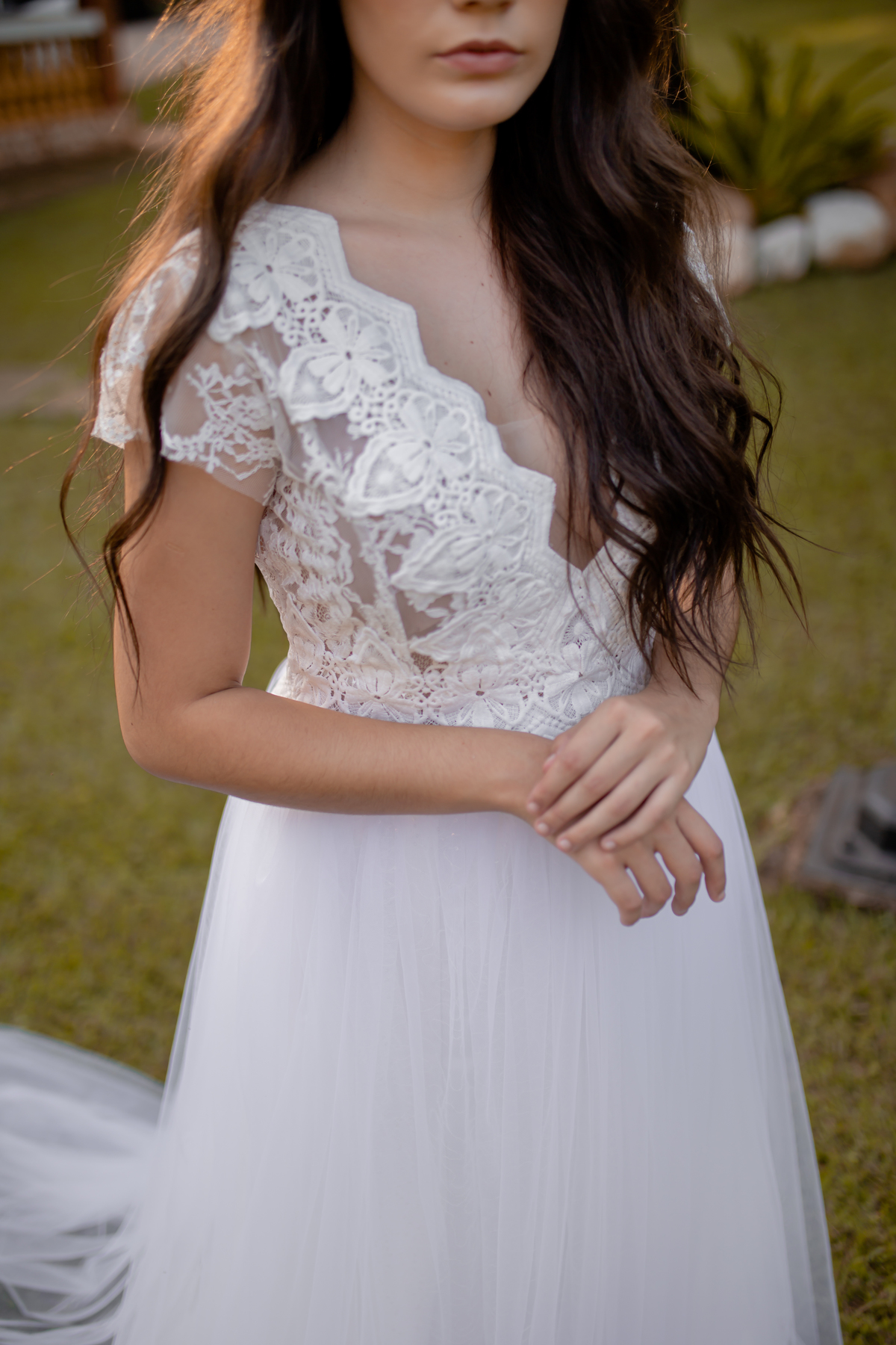 mulher com as mãos juntas com vestido branco