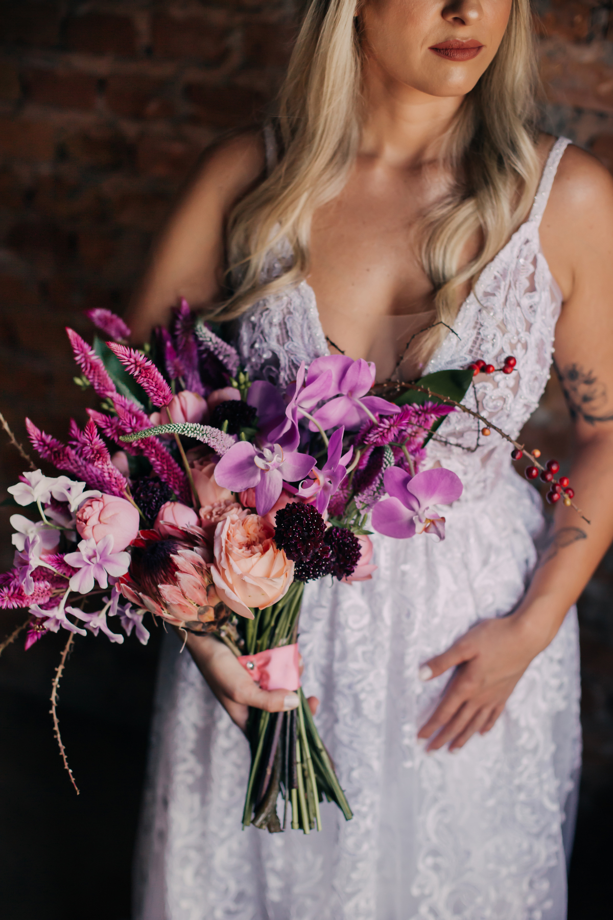 mulher com buque de flores