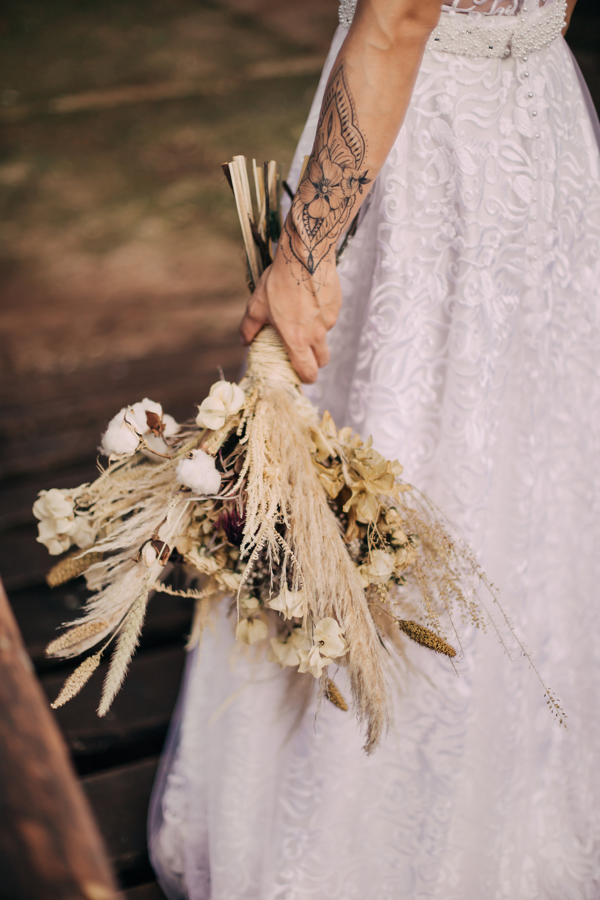mulher com planta na mão 