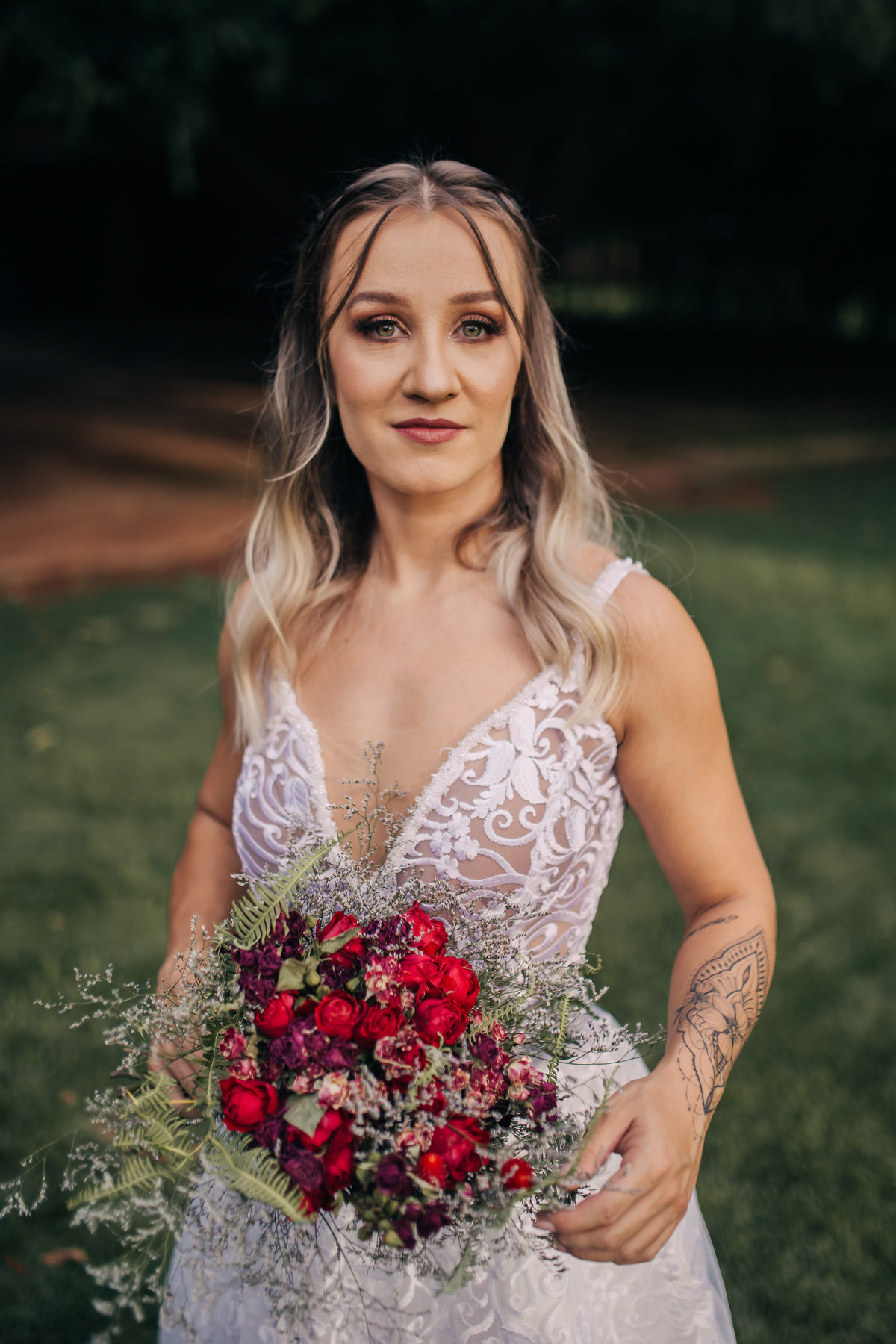 mulher loira sorrindo com vestido branco