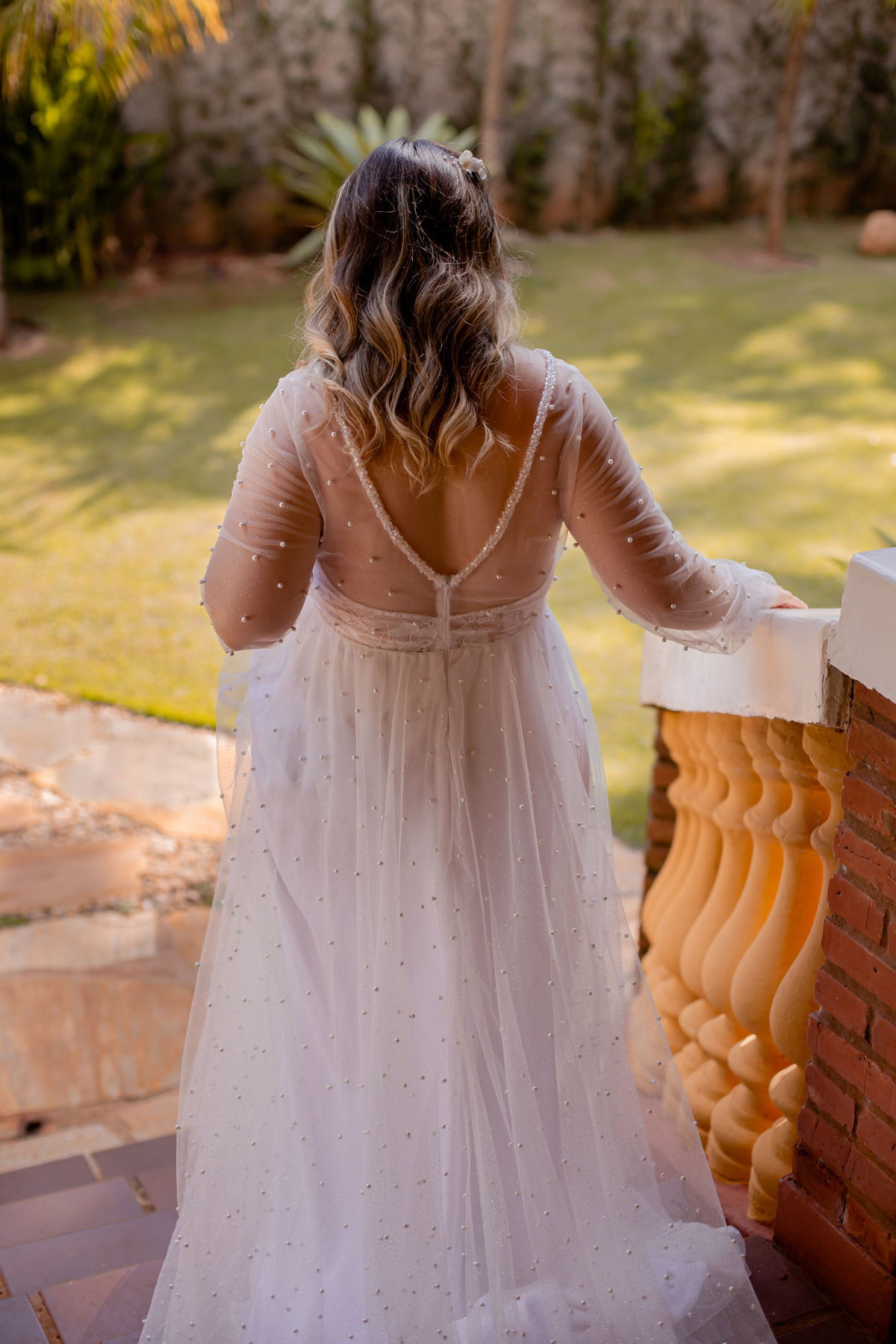 mulher de vestido branco de costas