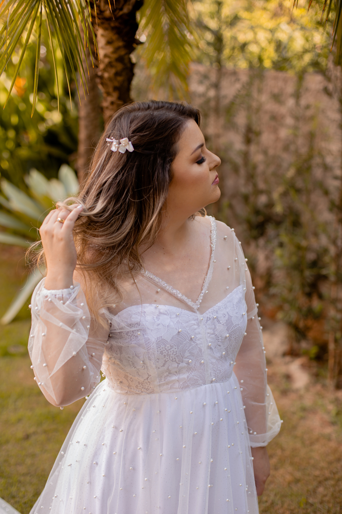 mulher de vestido branco com cabelo loiro