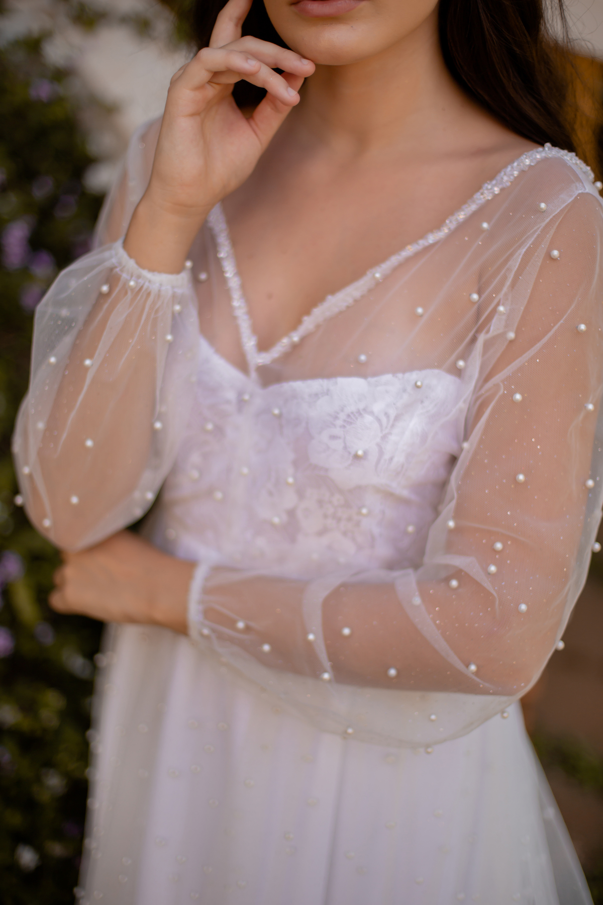 mulher com as mãos juntas de vestido branco