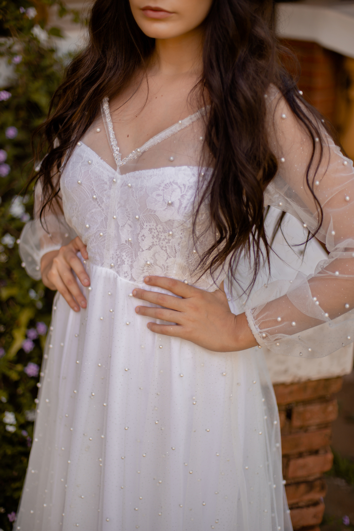 mulher de vestido branco com mãos na cintura