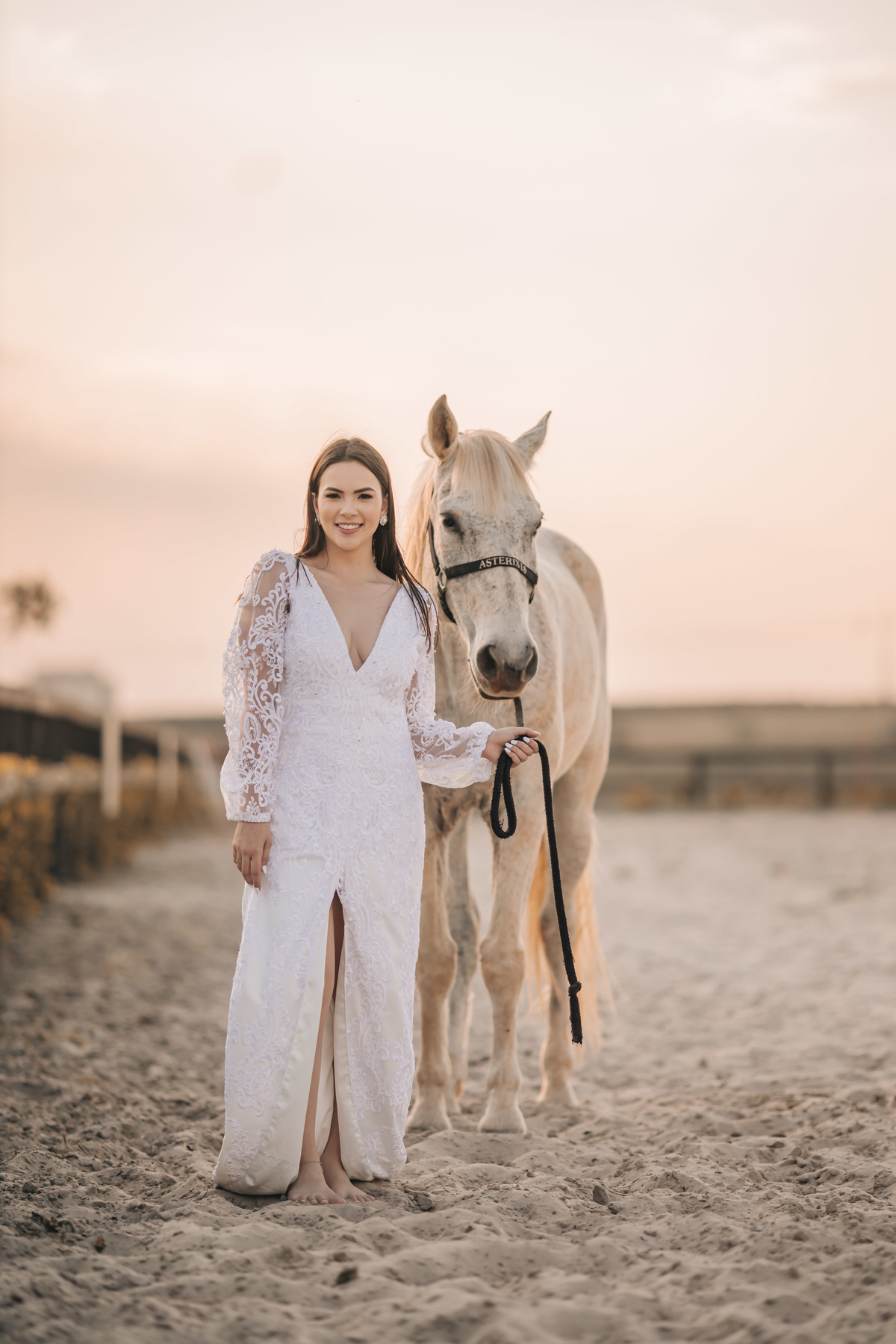 mulher com vestido de noiva segurando cavalo