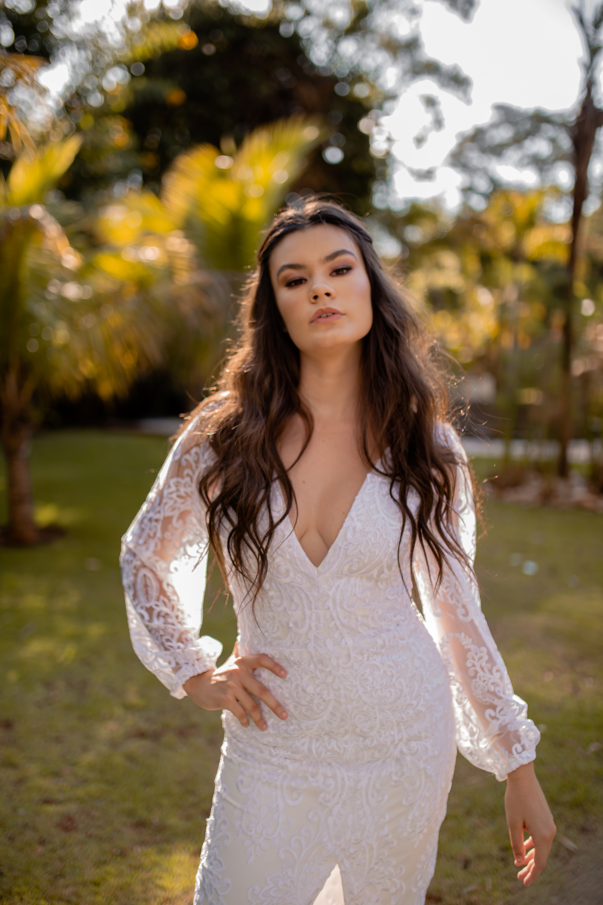 mulher de vestido branco em frente a arvores