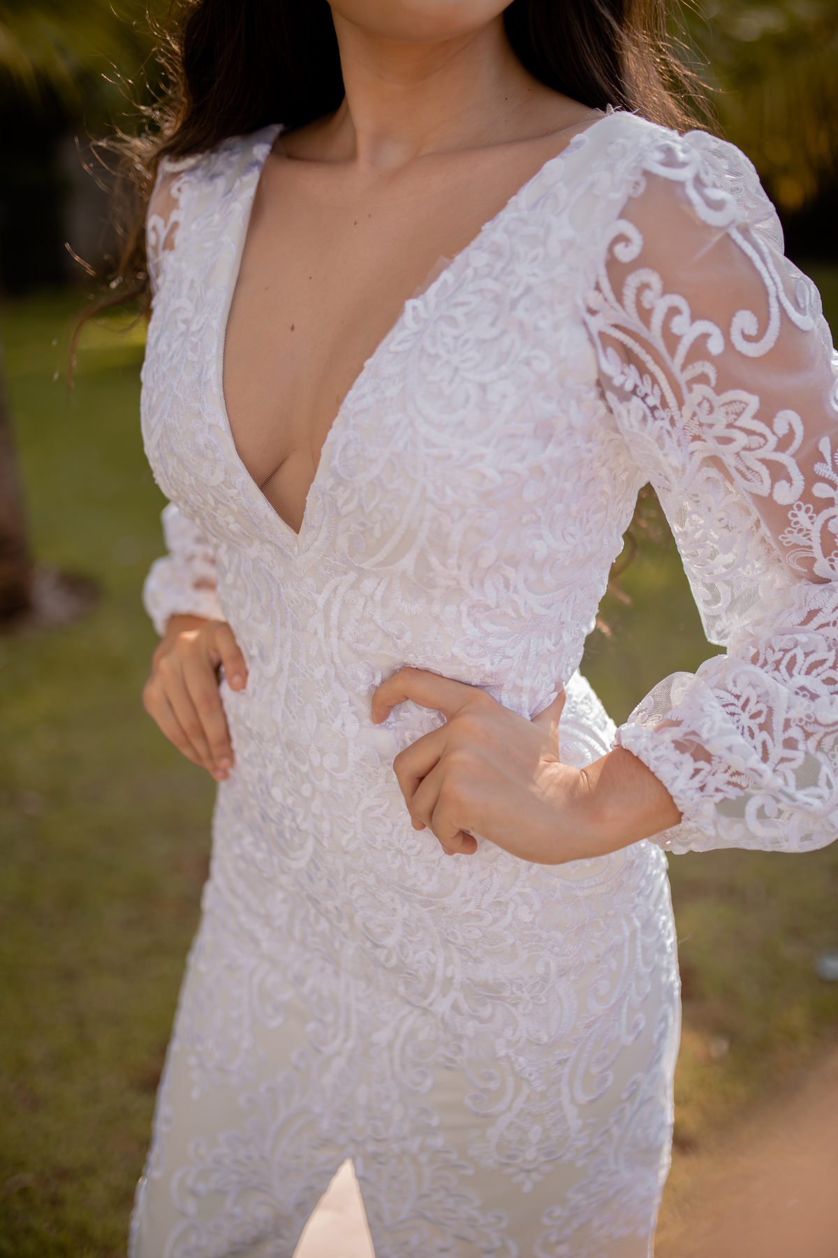 vestido branco florido e transparente nos braços