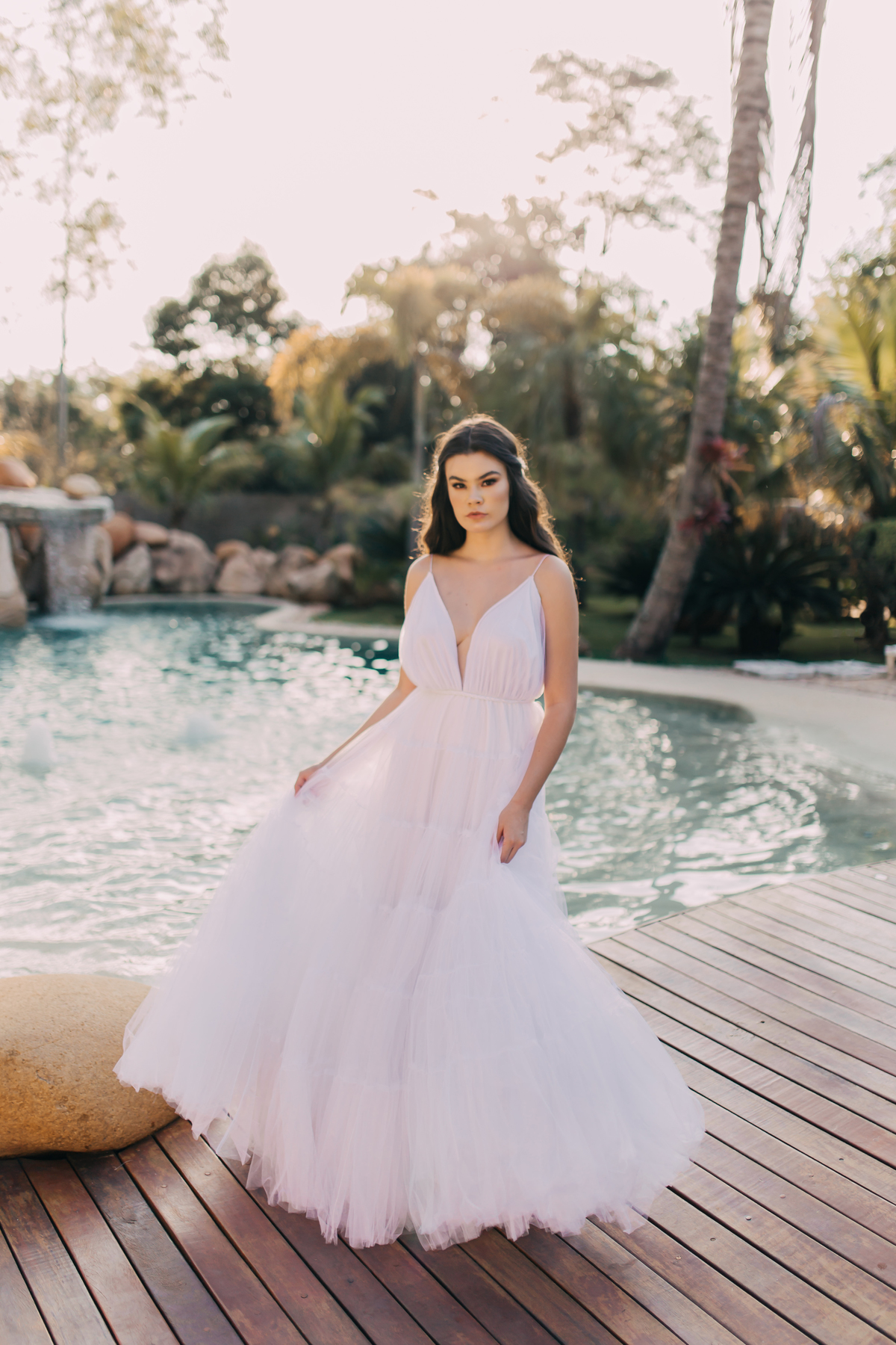 mulher com mãos na perna de vestido branco