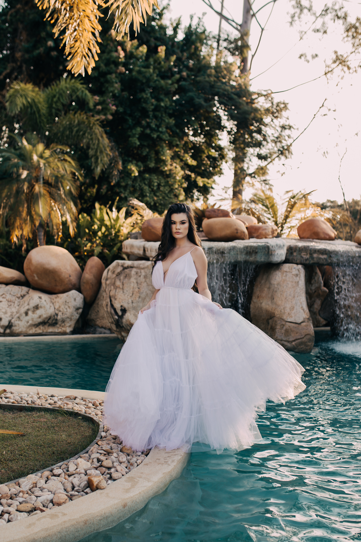 mulher com vestido branco em cima de piscina