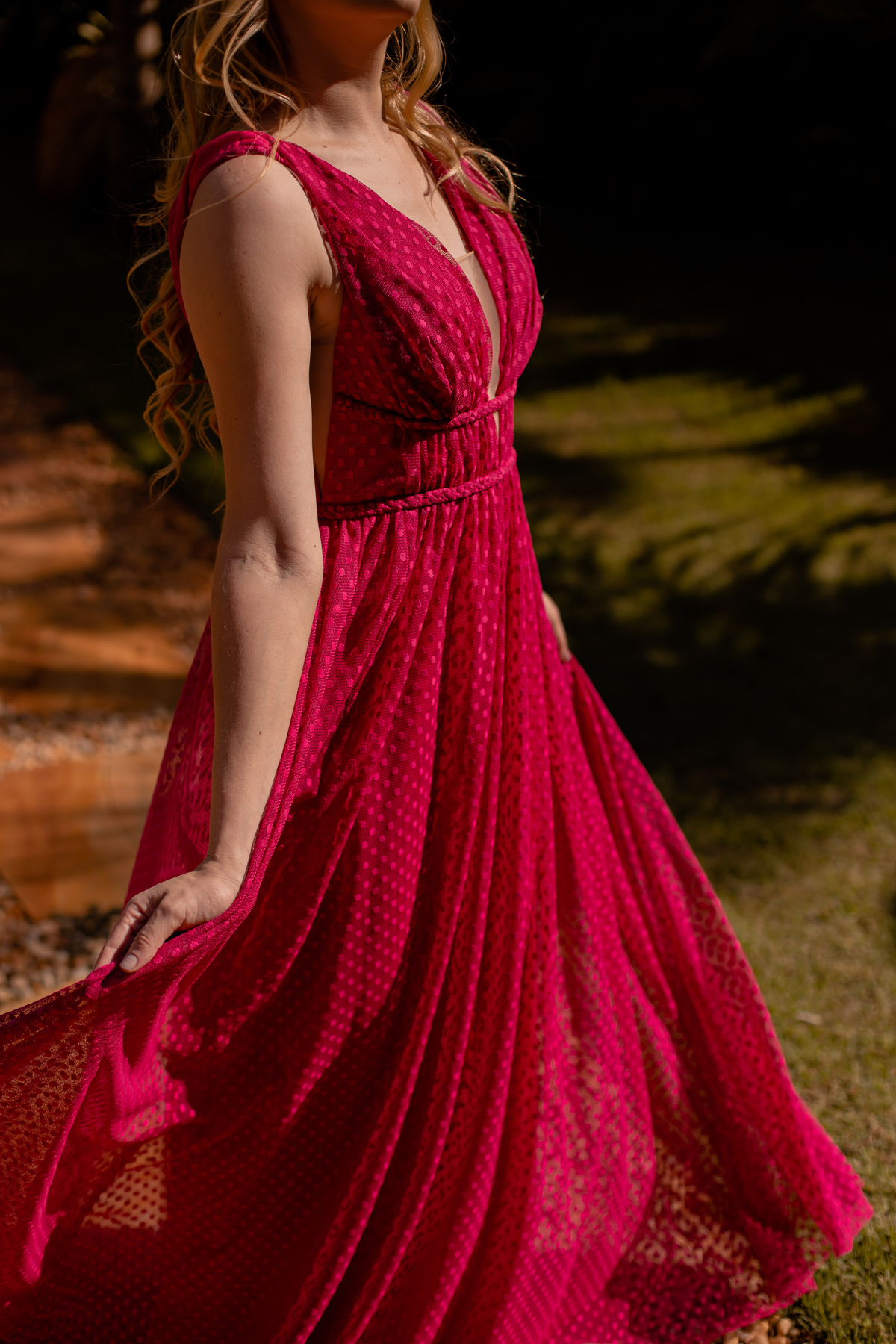 mulher de vestido vermelho em rua