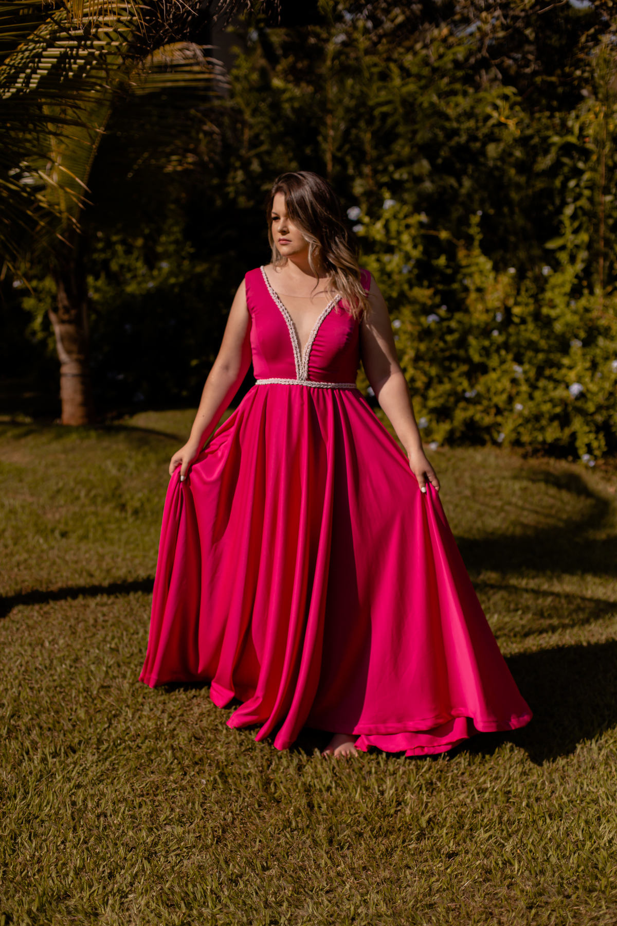 mulher de vestido vermelho com mãos na cintura