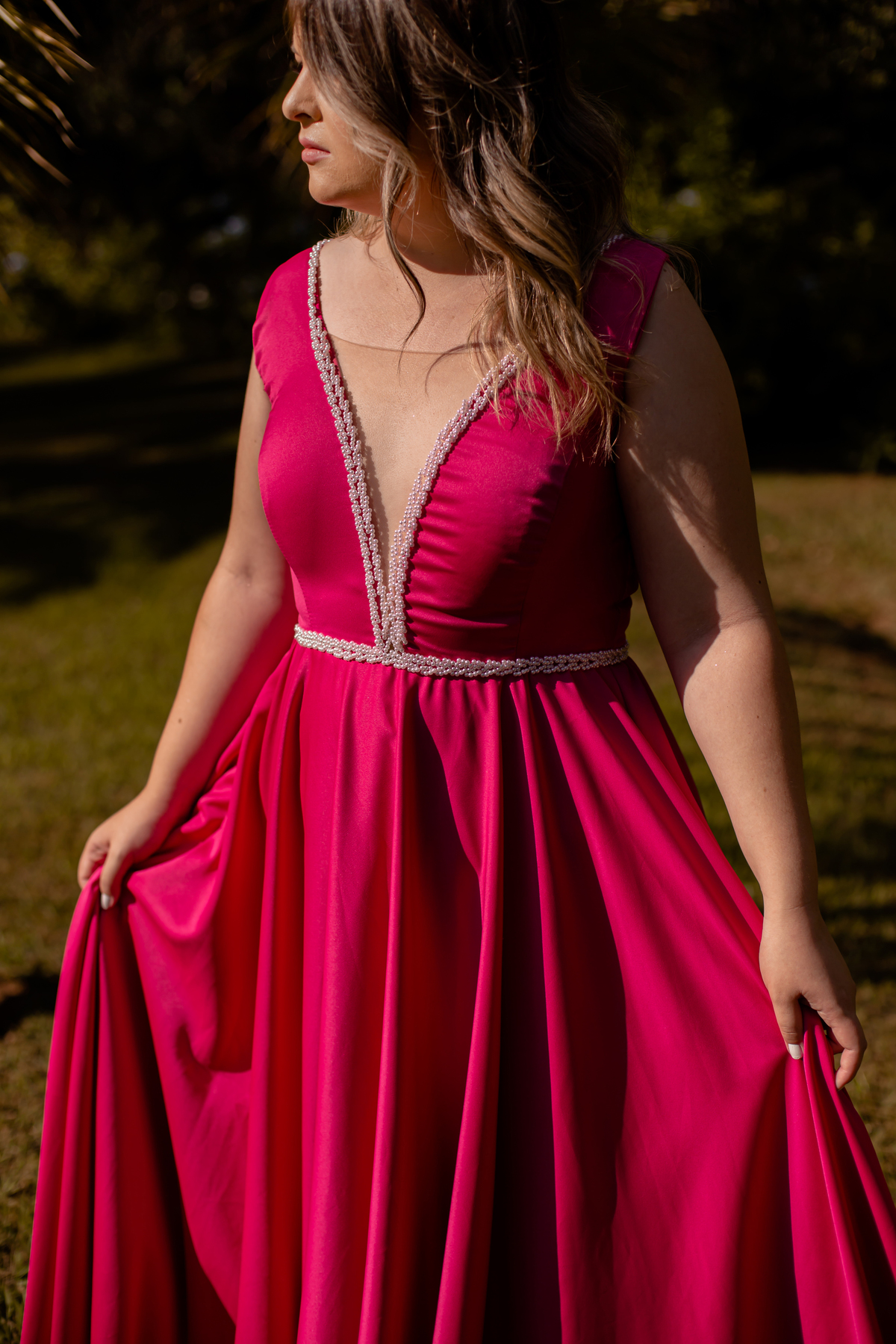 mulher de vestido vermelho 