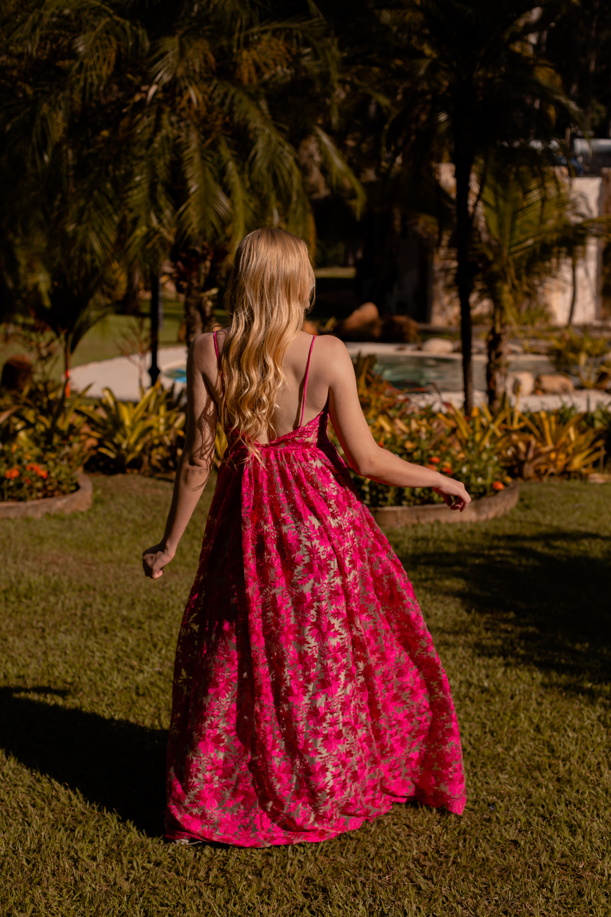 mulher de costas de vestido vermelho