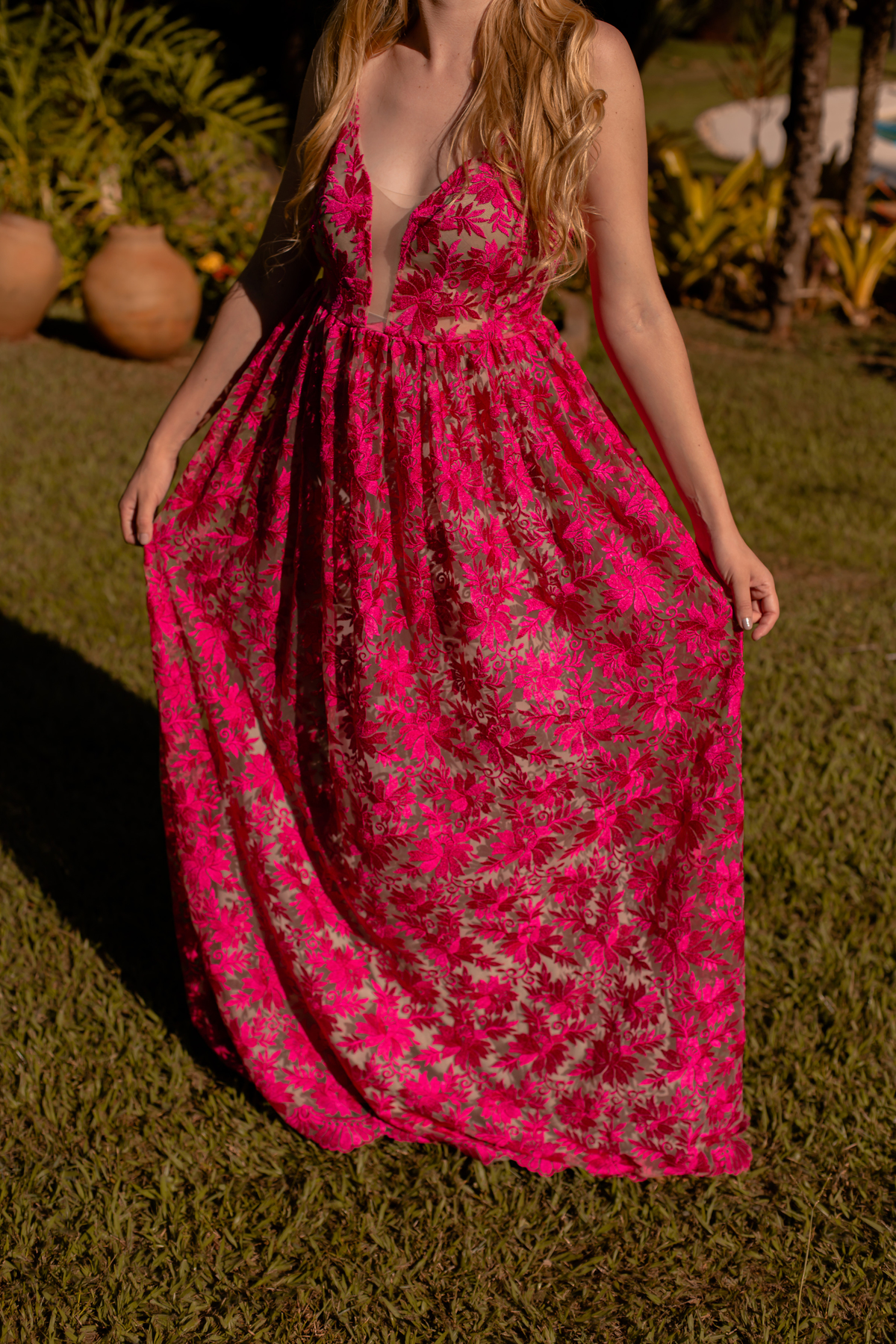 mulher com mãos na perna de vestido