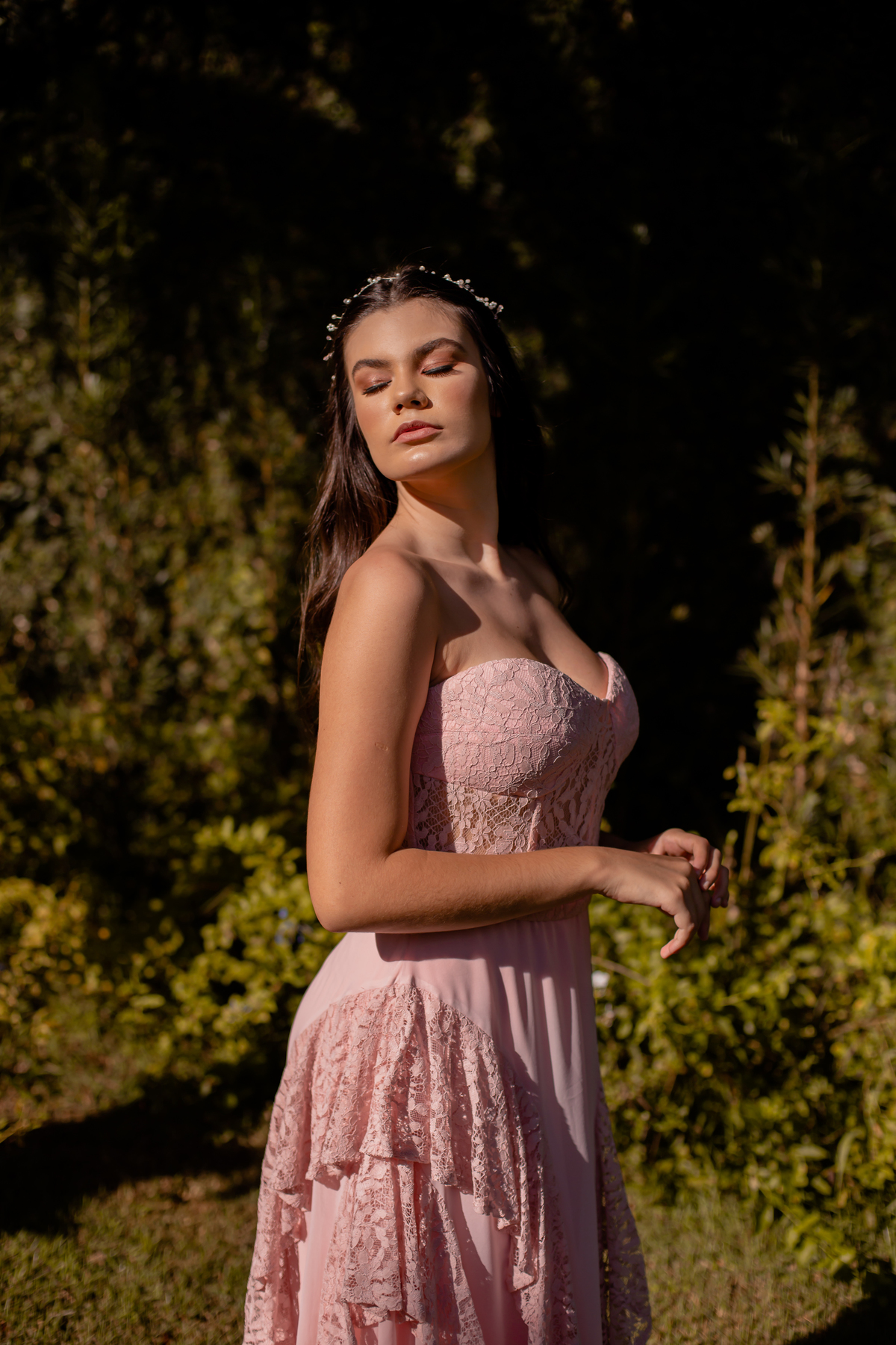 mulher de cabelo castanho de frente com vestido rosê