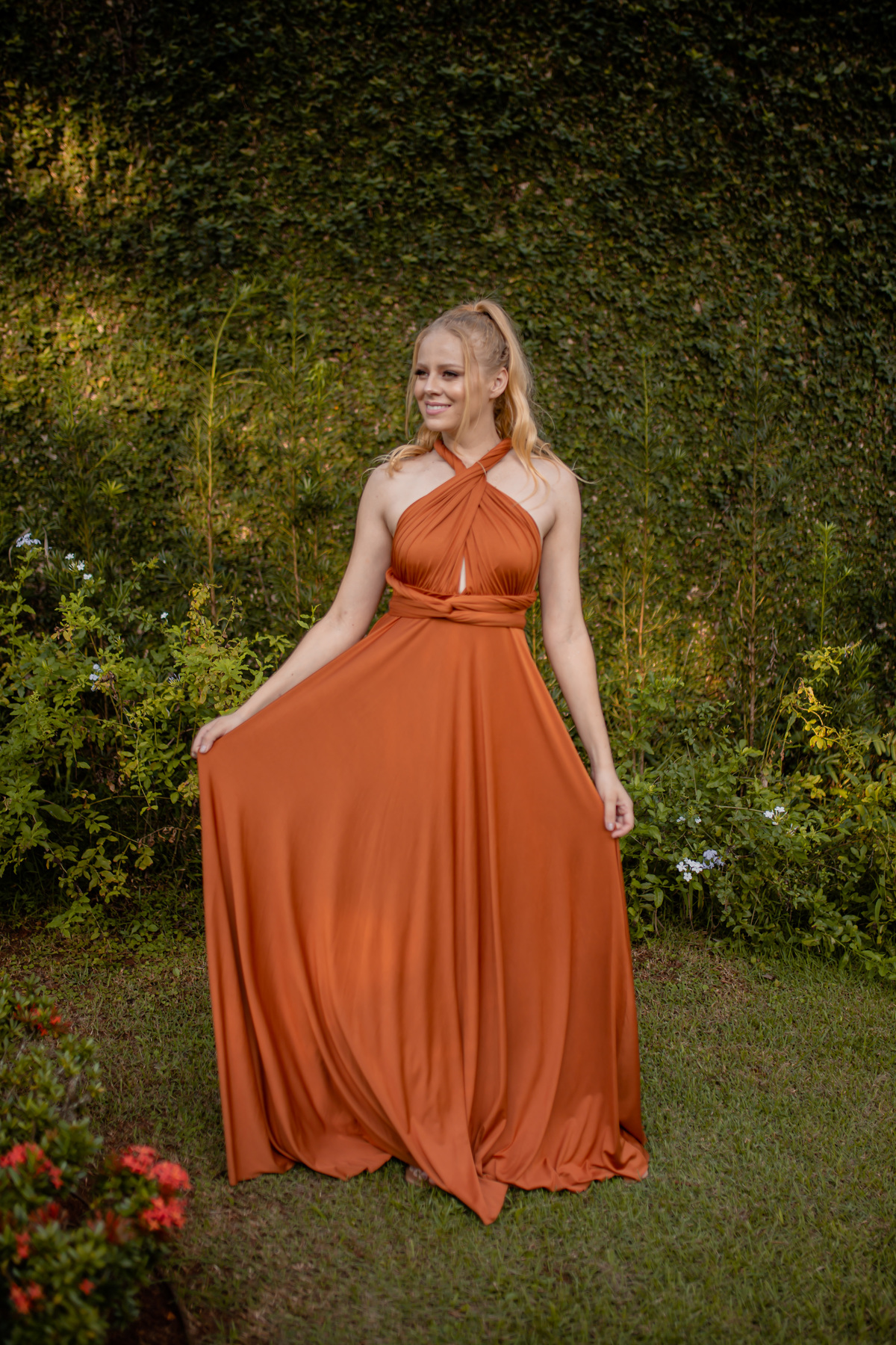 mulher de vestido laranja
