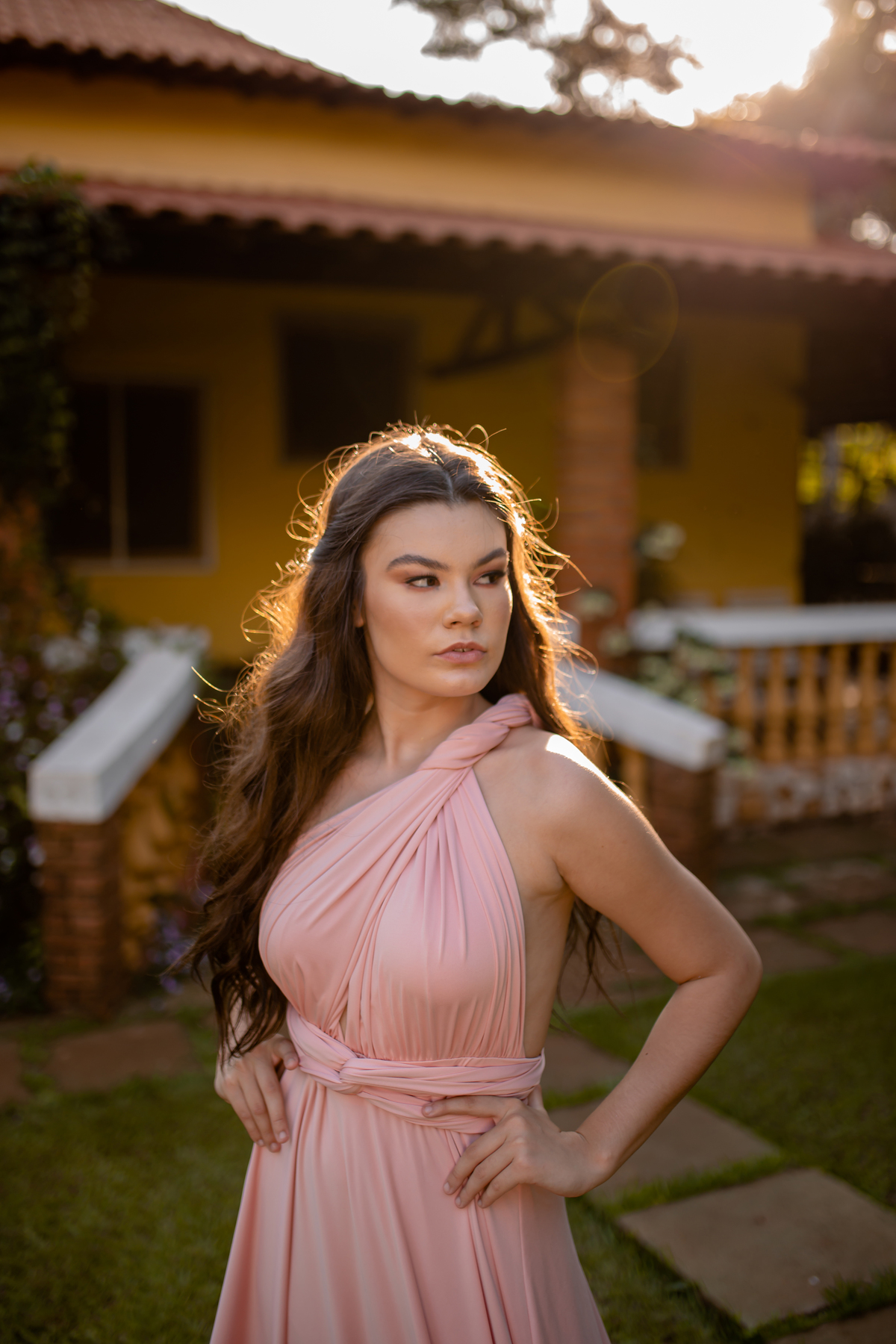 mulher de cabelo castanho de vestido rosa