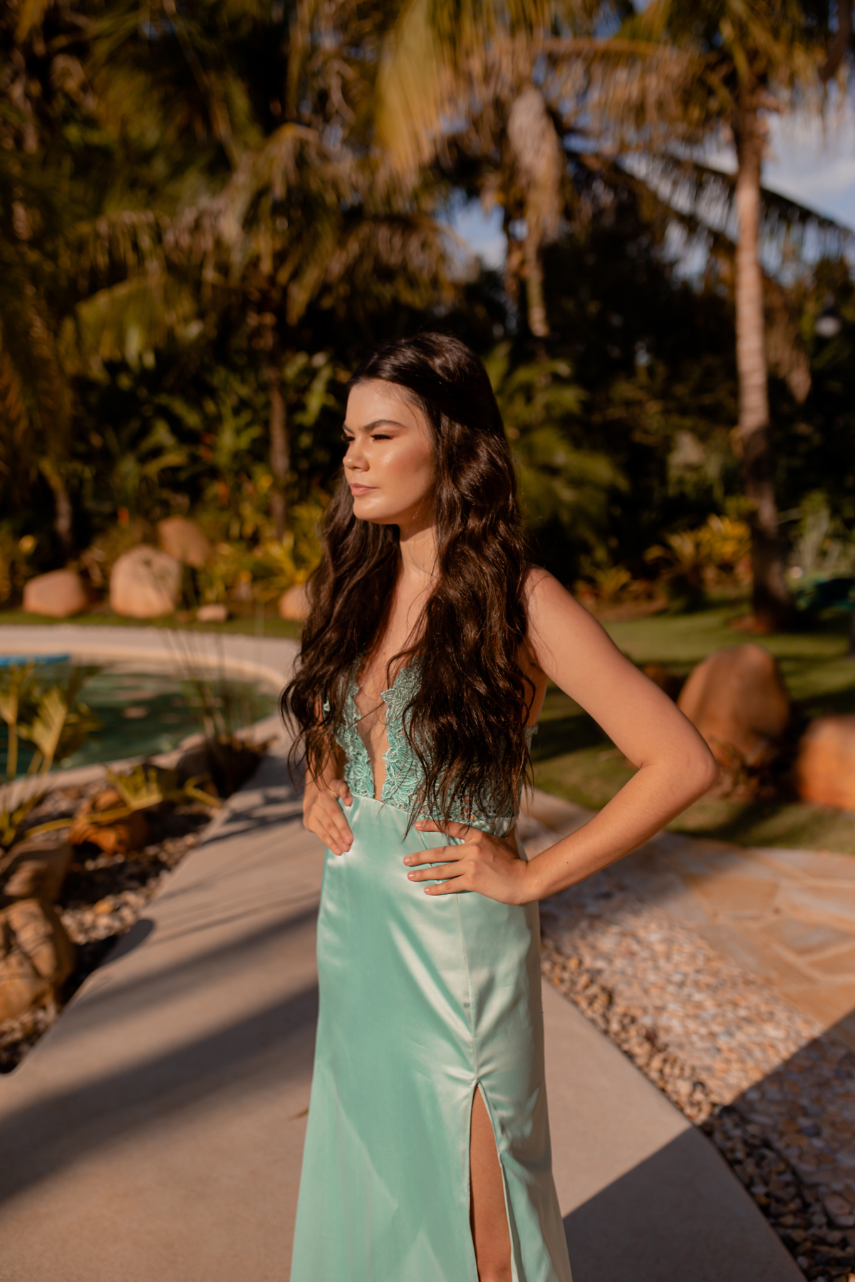 mulher de vestido verde agua em uma ponte com agua 