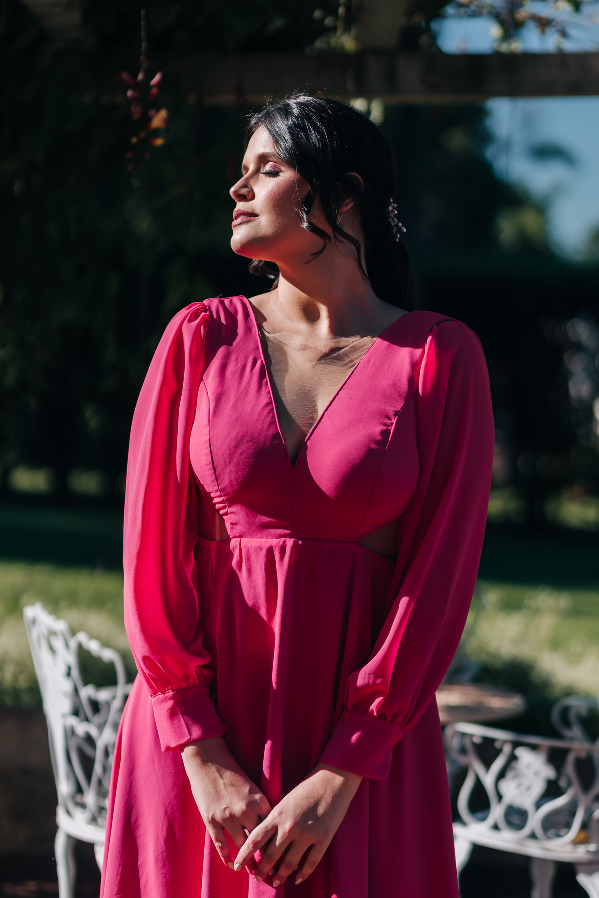 mulher com vestido aberto no peito rosa