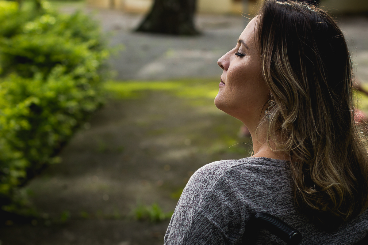 gestante de olho fechado