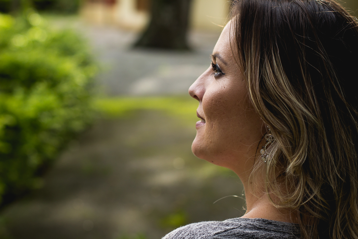 foto de perfil da gestante olhando pro horizonte