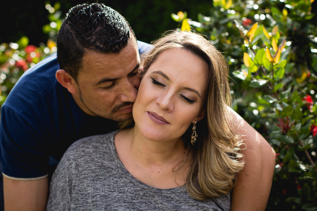 gestante ganhando um carinho do seu marido